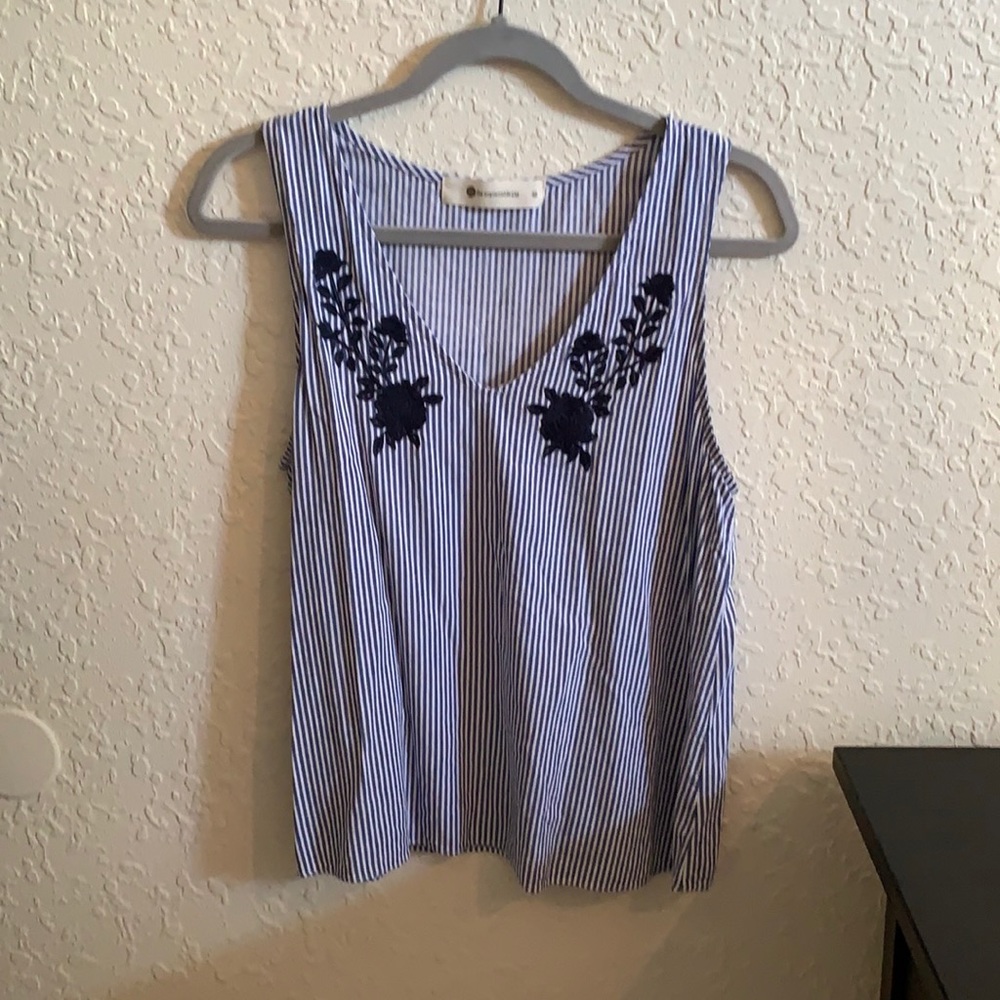 Sleeveless blouse. Medium size